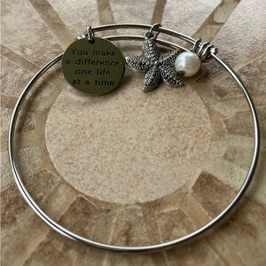 💥 3 for $15
Silver Starfish, Faux Pearl charm bracelet